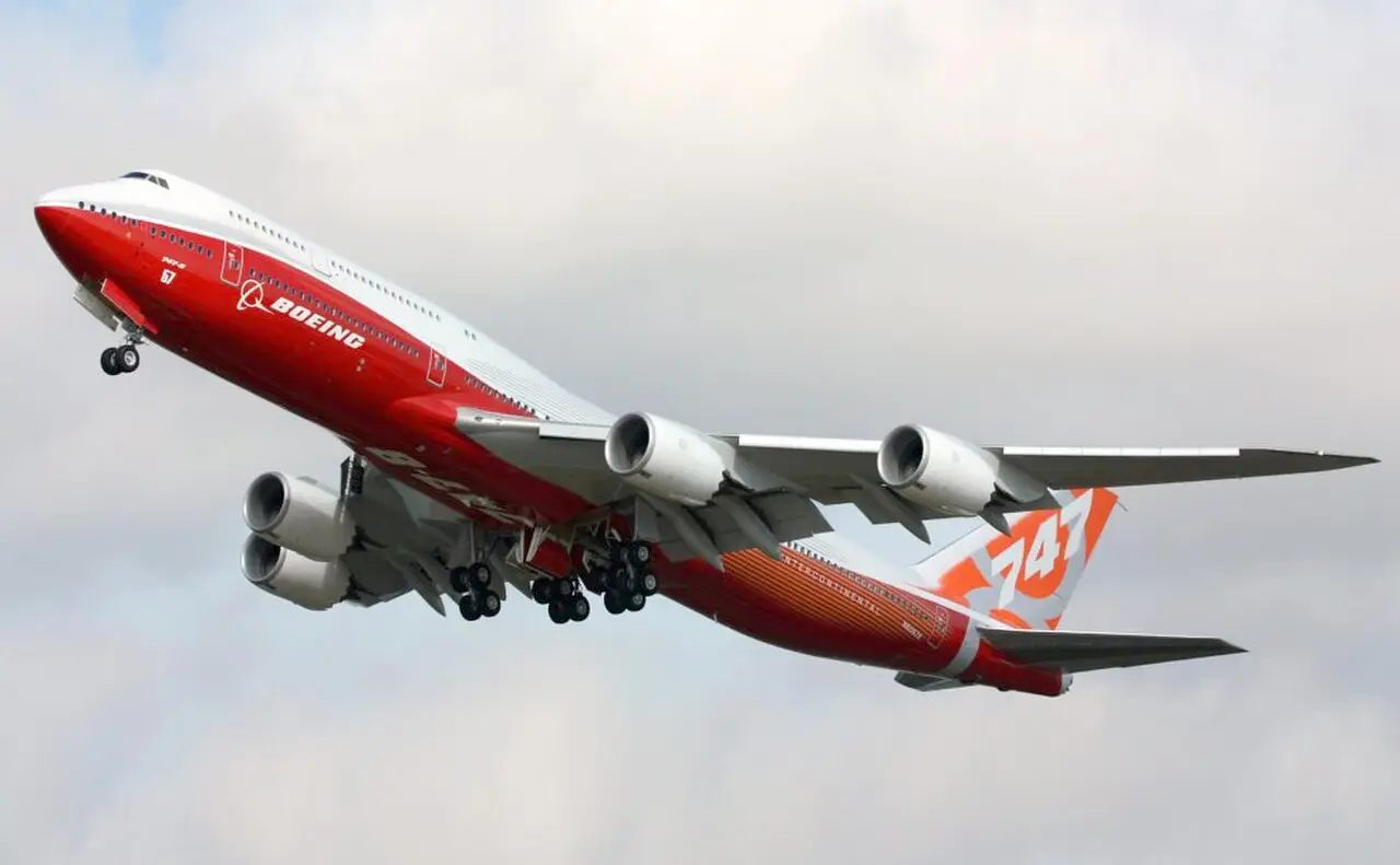 Boeing 747-8 აფრენისას