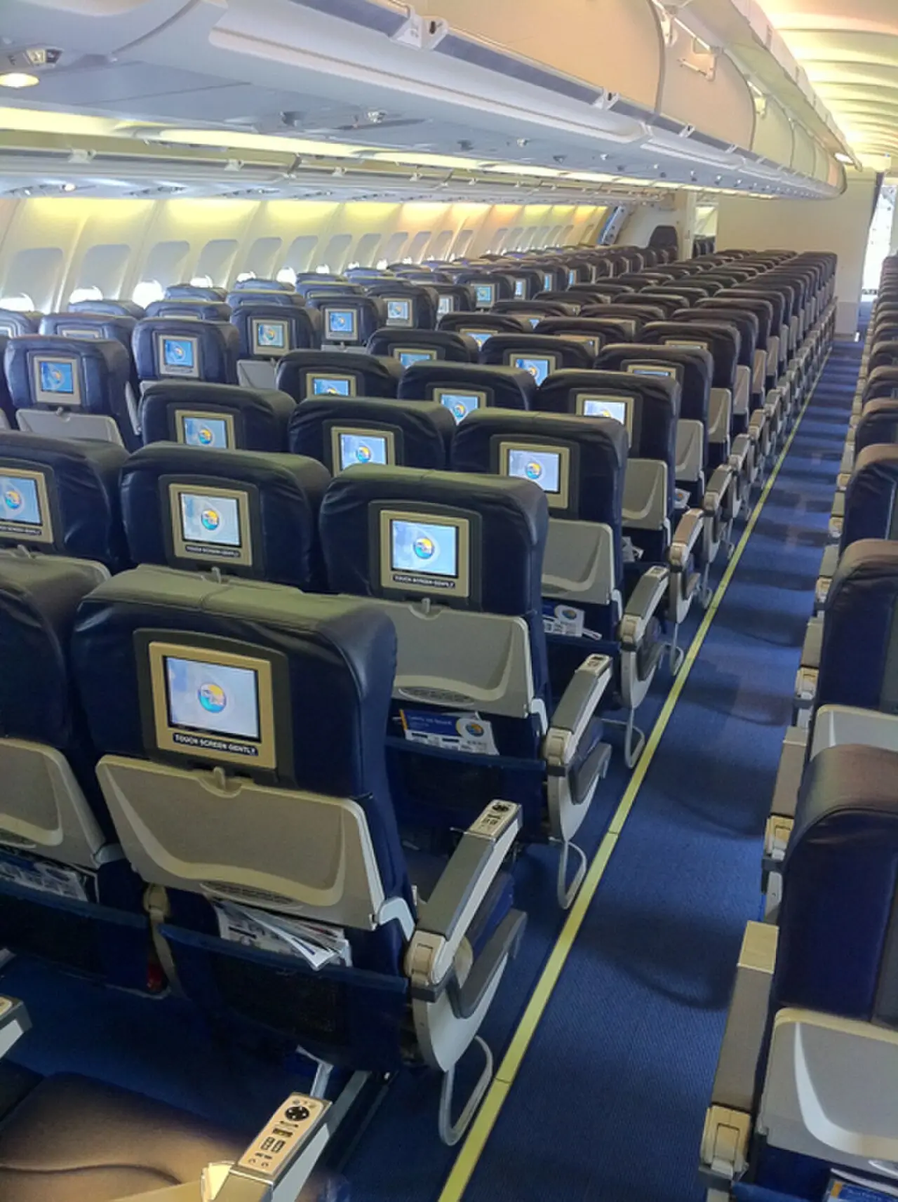 Airbus A330-ის ეკონომკლასის სალონი