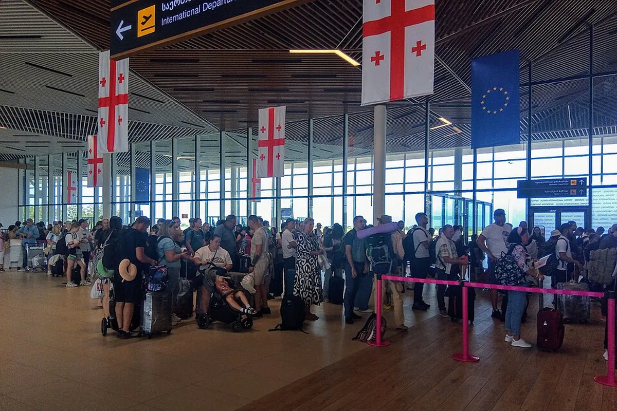 მგზავრების რიგი ქუთაისის აეროპორტის ტერმინალში ჩექ-ინზე