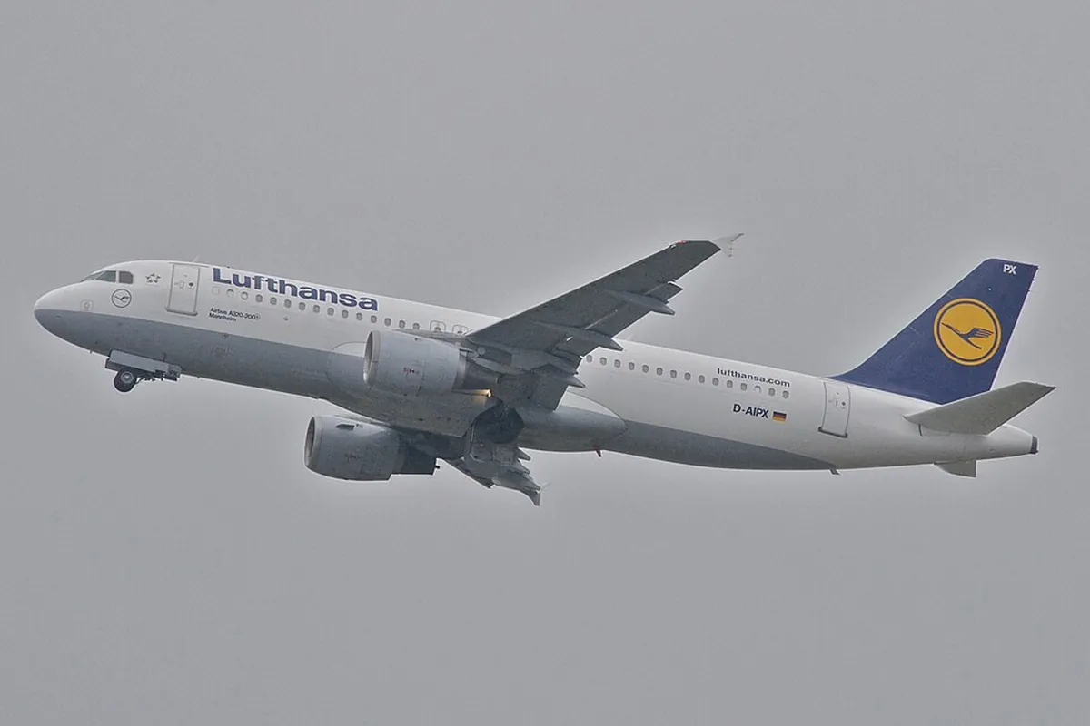 Lufthansa-ს Airbus A320 აფრენის შემდეგ, შასი ზევით იკეცება