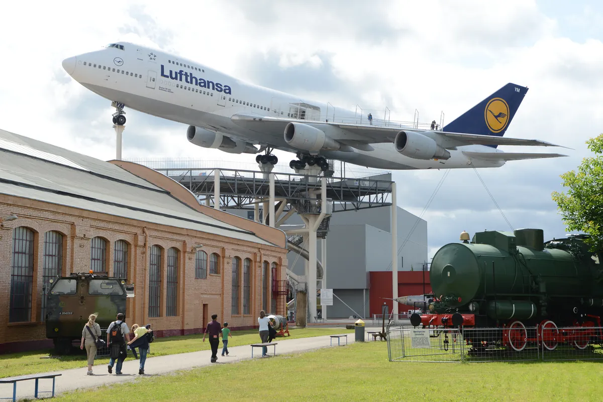 Lufthansa-ს Boeing 747 შპაიერის ტექნიკის მუზეუმის შენობაზე