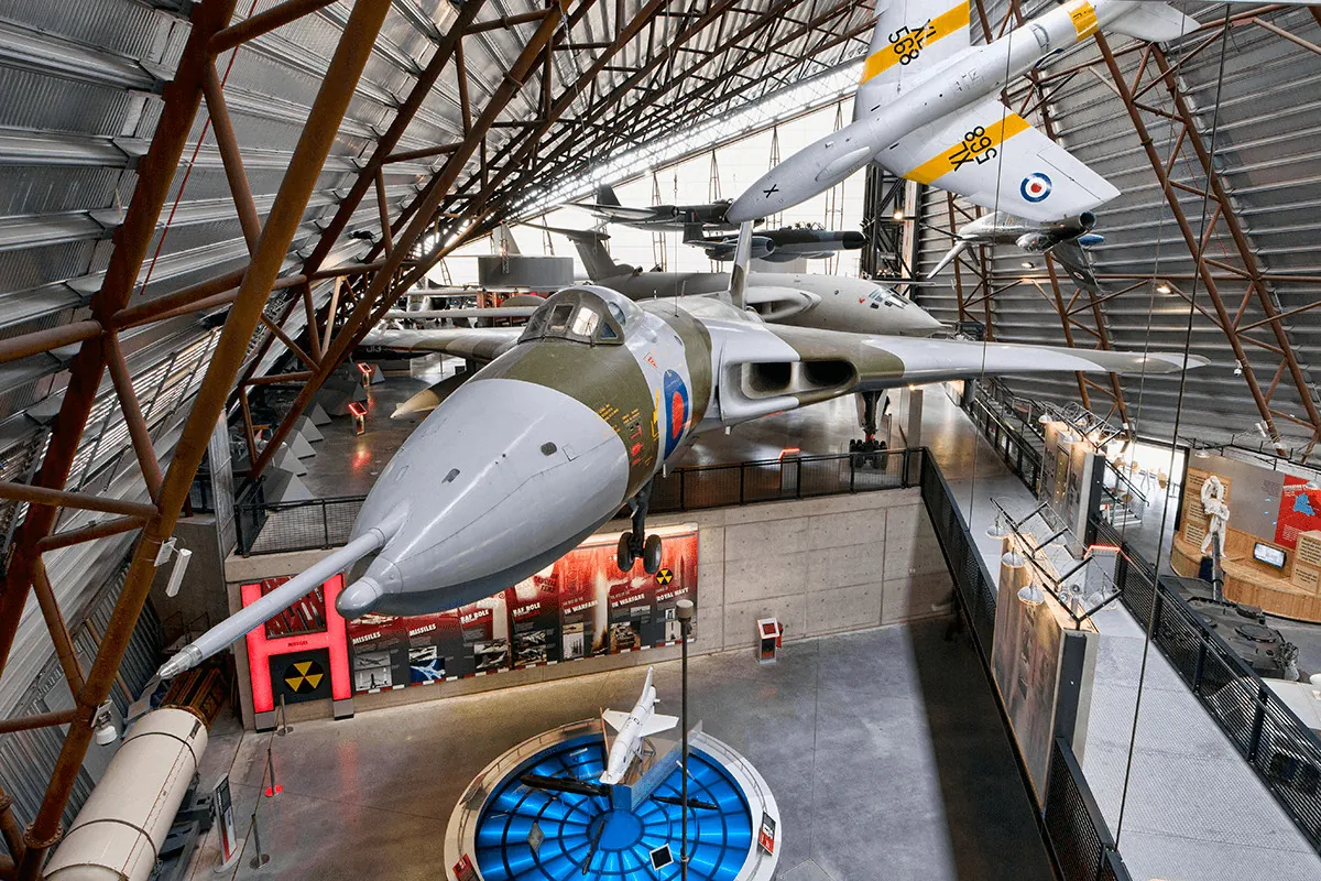 Avro Vulcan ბომბდამშენი კოსფორდის მუზეუმის დარბაზში
