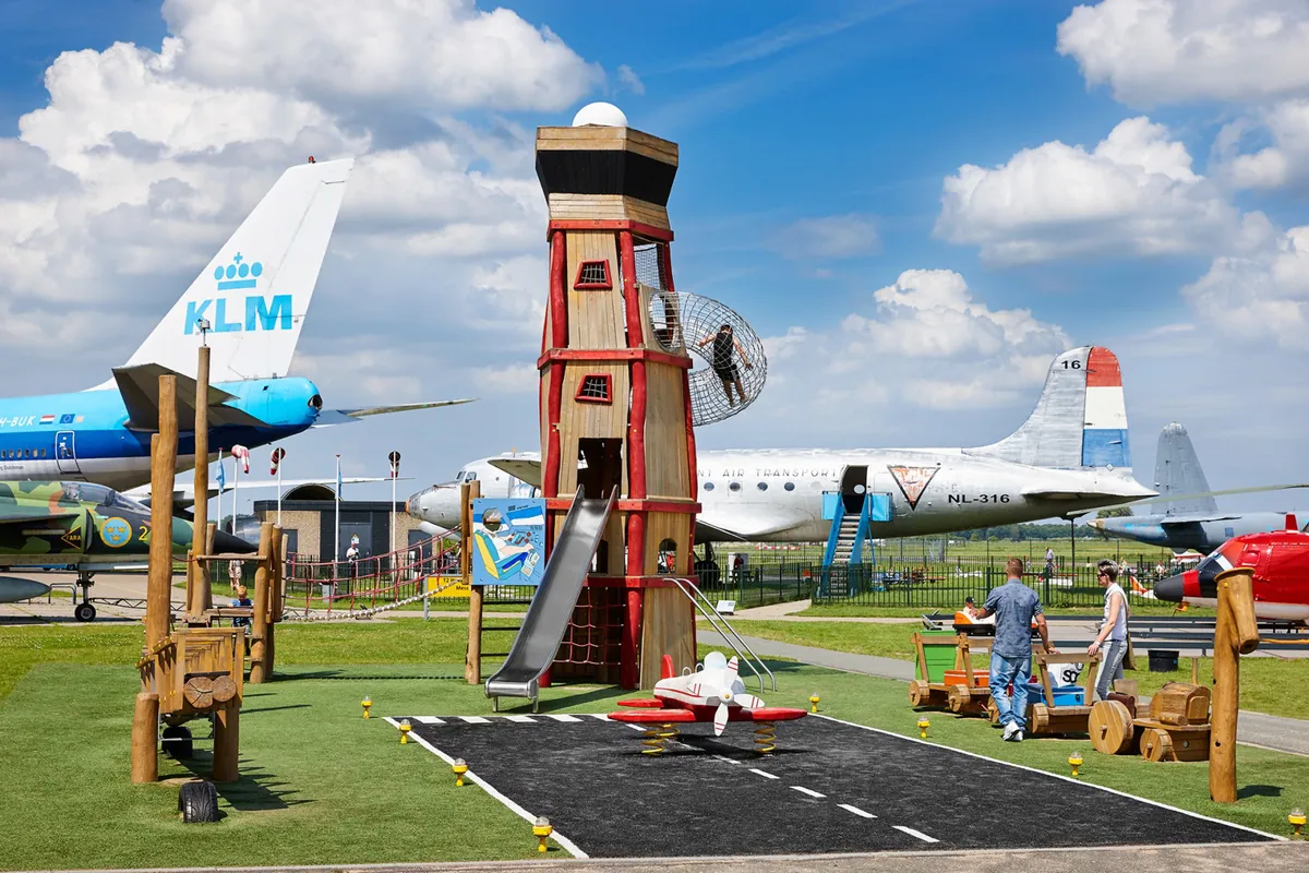 KLM-ის Boeing 747 და საკონტროლო კოშკი ავიოდრომის ტერიტორიაზე