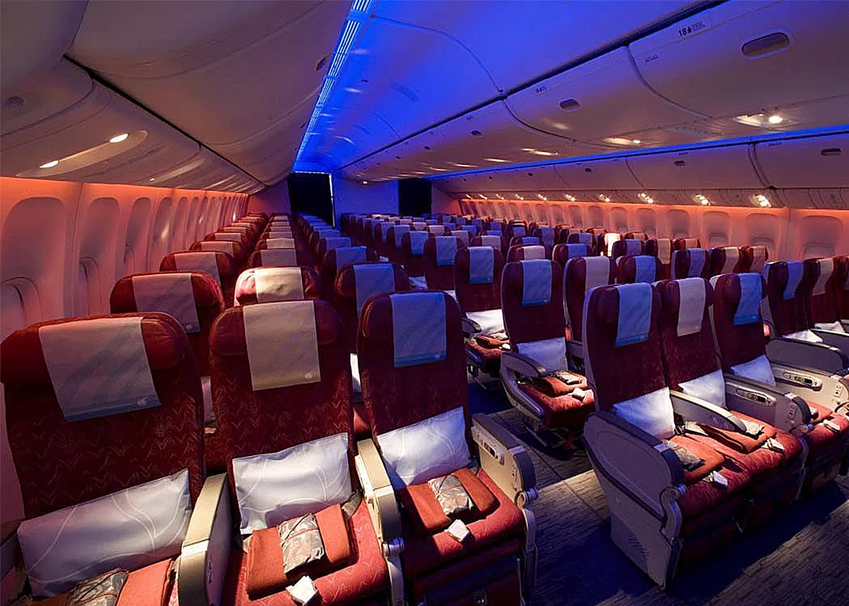Qatar Airways-ის ეკონომ-კლასის სალონი ბორდოსფერი სავარძლებითა და იისფერი განათებით