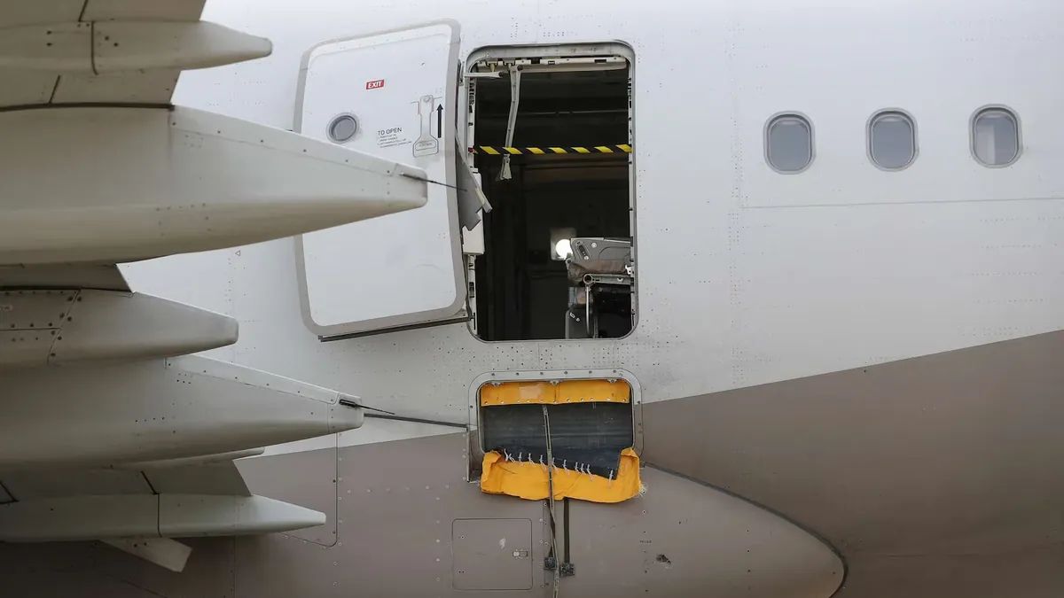 Asiana Airlines-ის A321 ღია საავარიო კარით და გაწყვეტილი ტრაპით ასაფრენ ბილიკზე