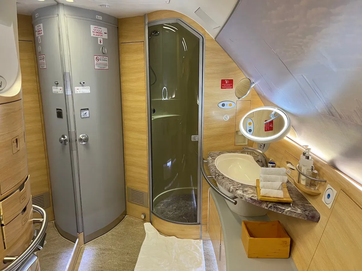 Emirates-ის A380-ის შხაპის ოთახი პირველ კლასში
