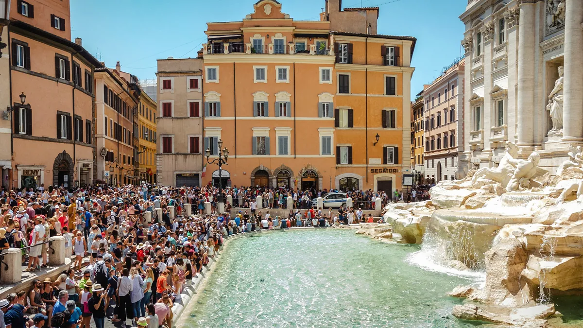 ტურისტების უზარმაზარი ბრბო რომში, ტრევის შადრევანთან