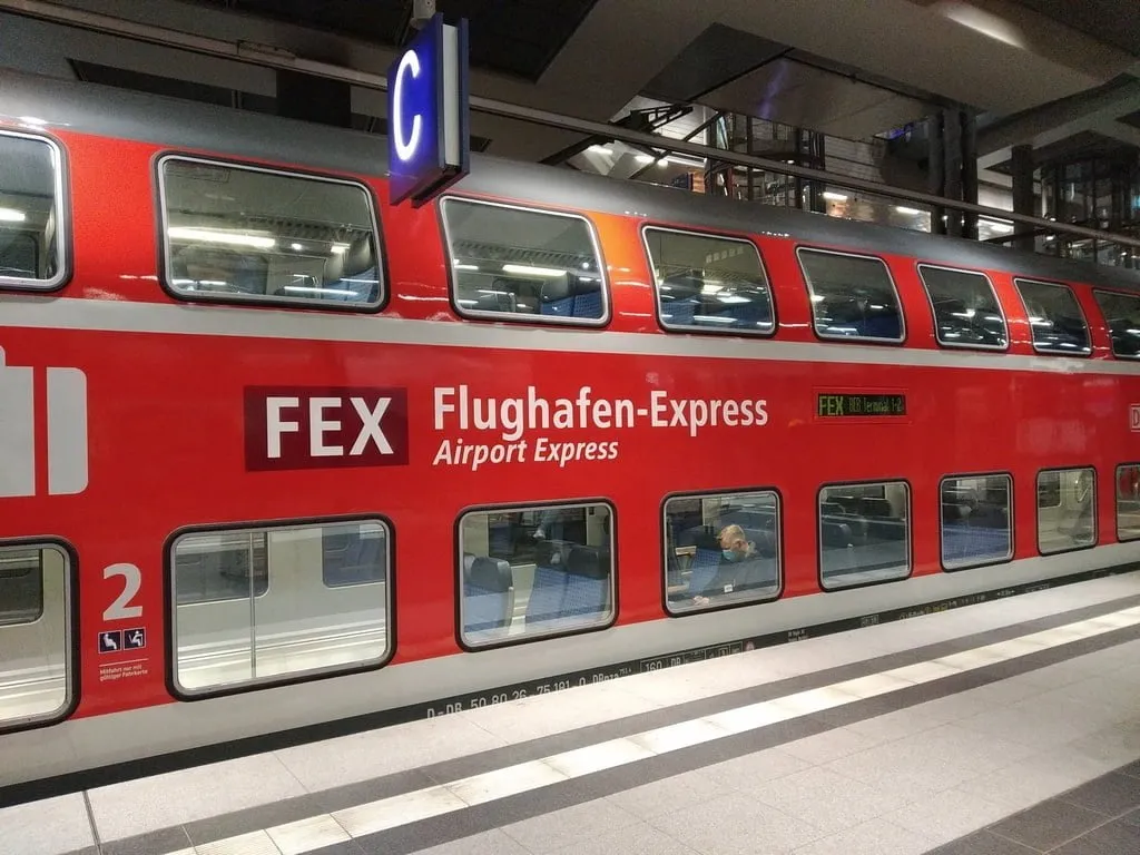 FEX ექსპრეს მატარებელი ბერლინის ცენტრალურ სადგურზე